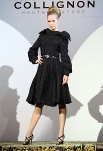 18-09-2008 SHOWBIZZ; MONIQUE COLLIGNON PRESENTEERDE ELEGANTE HAUTE COUTURE IN AMSTEL HOTEL. De wintercollectie 2008 mag gezien worden van M.C. In de hal van het Amstelhotel klonk de prachtige muziek  van Maria Callas en liepen de modellen trap op en af om de aanwezige MC liefhebbers hun prachtige creaties te tonen.
Veel prachtige jurkjes  mantels en robe-manteaus. Onder het publiek bevonden zich oa. Ankie van Grunsven -Sylvia Toth en Ankie en Rolf Friedlander. Een zeer geslaagde avond maar dan zonder de Molenaar bitterbal in de hal van het Amstelhotel te Amsterdam.
foto: Albert den Iseger.