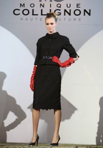18-09-2008 SHOWBIZZ; MONIQUE COLLIGNON PRESENTEERDE ELEGANTE HAUTE COUTURE IN AMSTEL HOTEL. De wintercollectie 2008 mag gezien worden van M.C. In de hal van het Amstelhotel klonk de prachtige muziek  van Maria Callas en liepen de modellen trap op en af om de aanwezige MC liefhebbers hun prachtige creaties te tonen.
Veel prachtige jurkjes  mantels en robe-manteaus. Onder het publiek bevonden zich oa. Ankie van Grunsven -Sylvia Toth en Ankie en Rolf Friedlander. Een zeer geslaagde avond maar dan zonder de Molenaar bitterbal in de hal van het Amstelhotel te Amsterdam.
foto: Albert den Iseger.