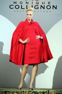 18-09-2008 SHOWBIZZ; MONIQUE COLLIGNON PRESENTEERDE ELEGANTE HAUTE COUTURE IN AMSTEL HOTEL. De wintercollectie 2008 mag gezien worden van M.C. In de hal van het Amstelhotel klonk de prachtige muziek  van Maria Callas en liepen de modellen trap op en af om de aanwezige MC liefhebbers hun prachtige creaties te tonen.
Veel prachtige jurkjes  mantels en robe-manteaus. Onder het publiek bevonden zich oa. Ankie van Grunsven -Sylvia Toth en Ankie en Rolf Friedlander. Een zeer geslaagde avond maar dan zonder de Molenaar bitterbal in de hal van het Amstelhotel te Amsterdam.
foto: Albert den Iseger.
