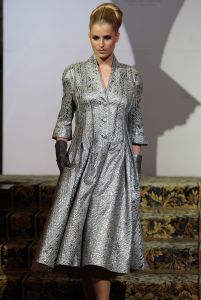 18-09-2008 SHOWBIZZ; MONIQUE COLLIGNON PRESENTEERDE ELEGANTE HAUTE COUTURE IN AMSTEL HOTEL. De wintercollectie 2008 mag gezien worden van M.C. In de hal van het Amstelhotel klonk de prachtige muziek  van Maria Callas en liepen de modellen trap op en af om de aanwezige MC liefhebbers hun prachtige creaties te tonen.
Veel prachtige jurkjes  mantels en robe-manteaus. Onder het publiek bevonden zich oa. Ankie van Grunsven -Sylvia Toth en Ankie en Rolf Friedlander. Een zeer geslaagde avond maar dan zonder de Molenaar bitterbal in de hal van het Amstelhotel te Amsterdam.
foto: Albert den Iseger.