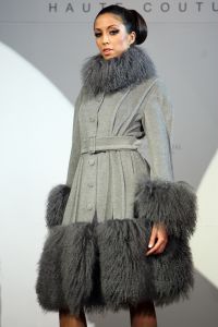 18-09-2008 SHOWBIZZ; MONIQUE COLLIGNON PRESENTEERDE ELEGANTE HAUTE COUTURE IN AMSTEL HOTEL. De wintercollectie 2008 mag gezien worden van M.C. In de hal van het Amstelhotel klonk de prachtige muziek  van Maria Callas en liepen de modellen trap op en af om de aanwezige MC liefhebbers hun prachtige creaties te tonen.
Veel prachtige jurkjes  mantels en robe-manteaus. Onder het publiek bevonden zich oa. Ankie van Grunsven -Sylvia Toth en Ankie en Rolf Friedlander. Een zeer geslaagde avond maar dan zonder de Molenaar bitterbal in de hal van het Amstelhotel te Amsterdam.
foto: Albert den Iseger.