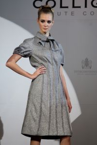 18-09-2008 SHOWBIZZ; MONIQUE COLLIGNON PRESENTEERDE ELEGANTE HAUTE COUTURE IN AMSTEL HOTEL. De wintercollectie 2008 mag gezien worden van M.C. In de hal van het Amstelhotel klonk de prachtige muziek  van Maria Callas en liepen de modellen trap op en af om de aanwezige MC liefhebbers hun prachtige creaties te tonen.
Veel prachtige jurkjes  mantels en robe-manteaus. Onder het publiek bevonden zich oa. Ankie van Grunsven -Sylvia Toth en Ankie en Rolf Friedlander. Een zeer geslaagde avond maar dan zonder de Molenaar bitterbal in de hal van het Amstelhotel te Amsterdam.
foto: Albert den Iseger.