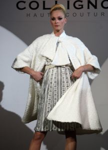 18-09-2008 SHOWBIZZ; MONIQUE COLLIGNON PRESENTEERDE ELEGANTE HAUTE COUTURE IN AMSTEL HOTEL. De wintercollectie 2008 mag gezien worden van M.C. In de hal van het Amstelhotel klonk de prachtige muziek  van Maria Callas en liepen de modellen trap op en af om de aanwezige MC liefhebbers hun prachtige creaties te tonen.
Veel prachtige jurkjes  mantels en robe-manteaus. Onder het publiek bevonden zich oa. Ankie van Grunsven -Sylvia Toth en Ankie en Rolf Friedlander. Een zeer geslaagde avond maar dan zonder de Molenaar bitterbal in de hal van het Amstelhotel te Amsterdam.
foto: Albert den Iseger.