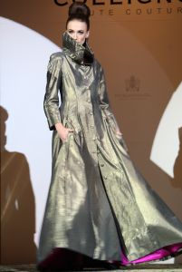 18-09-2008 SHOWBIZZ; MONIQUE COLLIGNON PRESENTEERDE ELEGANTE HAUTE COUTURE IN AMSTEL HOTEL. De wintercollectie 2008 mag gezien worden van M.C. In de hal van het Amstelhotel klonk de prachtige muziek  van Maria Callas en liepen de modellen trap op en af om de aanwezige MC liefhebbers hun prachtige creaties te tonen.
Veel prachtige jurkjes  mantels en robe-manteaus. Onder het publiek bevonden zich oa. Ankie van Grunsven -Sylvia Toth en Ankie en Rolf Friedlander. Een zeer geslaagde avond maar dan zonder de Molenaar bitterbal in de hal van het Amstelhotel te Amsterdam.
foto: Albert den Iseger.