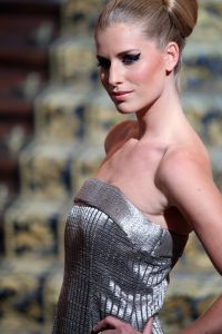 18-09-2008 SHOWBIZZ; MONIQUE COLLIGNON PRESENTEERDE ELEGANTE HAUTE COUTURE IN AMSTEL HOTEL. De wintercollectie 2008 mag gezien worden van M.C. In de hal van het Amstelhotel klonk de prachtige muziek  van Maria Callas en liepen de modellen trap op en af om de aanwezige MC liefhebbers hun prachtige creaties te tonen.
Veel prachtige jurkjes  mantels en robe-manteaus. Onder het publiek bevonden zich oa. Ankie van Grunsven -Sylvia Toth en Ankie en Rolf Friedlander. Een zeer geslaagde avond maar dan zonder de Molenaar bitterbal in de hal van het Amstelhotel te Amsterdam.
foto: Albert den Iseger.