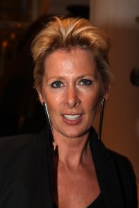 13-09-2008: SHOWBIZZ; MART VISSER LAAT ZIEN WAT HAUTE COUTURE IS IN WINTER 2008.
Mart Visser toonde wederom zijn collectie in het Amsterdamse  Hilton hotel. Weer tal van bekende Nederlanders waren gekomen om te smullen van Mart s wintercollectie.
foto: Albert den Iseger.