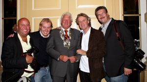 17-09-2008 SHOWBIZZ; NEDERLANDSE SHOWBIZZ FOTOGRAFEN HOUDEN WEL VAN EEN DOLLETJE. De Nederlandse Showbizz fotografensamen met Rolf Friedlander op de foto tijdens de Monique Collignon Wintercollectie 2008 show in het prachtige Amstelhotel te Amsterdam. Rolf een man met een flinke dossis humor en altijd in voor een geintje vond het nu eens tijd om samen met de fotografen te worden vastgelegd op de gevoelige digitale plaat. Zijn vrouw Ankie maakte de foto en Rolf dronk zijn laatste wokaatje voordat het prachtige stel het imposante Amstelhotel  verlieten.
foto: Ankie Friedlander- Albert den Iseger.