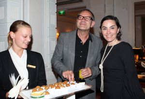 10-09-2008 SHOWBIZZ; FRANS MOLENAAR PRESENTEERDE HAUTE COUTURE WINTER 2008.
Couturier Frans Molenaar presenteerde wederom in het Amstel Hotel zijn haute couture collectie winter 2008. Met opvallende modellen als Cecile Grayham-van der Jagt - Kim Feenstra - Irene van der Laar en als bruid Sigrid Schouten de dochter van Tineke Schouten. Vele bekenden  waren weer op komen draven in het regenachtige herfst weer naar het alom bekende Amstel hotel om te gaan genieten van de Frans Molenaar collectie o.a. Janneke Brienkman  Hank Heijn  Cor en Norma Stutterheim  Jan Jansen  Fons van Westerloo met zijn vrouw  Hedy D Ancona met Aad Veldhoen en Rob en Henriette de Nijs die beide vertelde voor de eerste keer bij een echte modeshow te zijn.
Na de show heerlijke bitterballen en een goed glas wijn.
foto: Albert den Iseger.