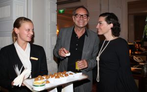 10-09-2008 SHOWBIZZ; FRANS MOLENAAR PRESENTEERDE HAUTE COUTURE WINTER 2008.
Couturier Frans Molenaar presenteerde wederom in het Amstel Hotel zijn haute couture collectie winter 2008. Met opvallende modellen als Cecile Grayham-van der Jagt - Kim Feenstra - Irene van der Laar en als bruid Sigrid Schouten de dochter van Tineke Schouten. Vele bekenden  waren weer op komen draven in het regenachtige herfst weer naar het alom bekende Amstel hotel om te gaan genieten van de Frans Molenaar collectie o.a. Janneke Brienkman  Hank Heijn  Cor en Norma Stutterheim  Jan Jansen  Fons van Westerloo met zijn vrouw  Hedy D Ancona met Aad Veldhoen en Rob en Henriette de Nijs die beide vertelde voor de eerste keer bij een echte modeshow te zijn.
Na de show heerlijke bitterballen en een goed glas wijn.
foto: Albert den Iseger.