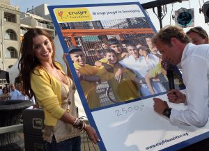 01-09-2008 SHOWBIZZ; SPORTIEF GEBAAR VAN ROSSANA KLUIVERT-LIMA. Rosanna toont een doorzichtige bokaal die ze gisteren kreeg als Voetbalvrouw van het jaar 2008 tijdens de Miljonair Summer Fair in Hotel Huis ter Duin in Noordwijk aan Zee. Rossana gaf de prijs direct door aan Monique Rijkaard die zich al jaren inzet voor de Cruijff Foundation. Zij verdient deze prijs meer dan mij, ik ben tenslotte maar sinds een half jaar voetbalvrouw, en Monique verdient het om eens in het zonnetje te worden gezet.
foto: Albert den Iseger.