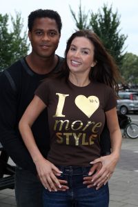 05-09-2008 SHOWBIZZ; ROSSANA KLUIVERT-LIMA TOONT EIGEN DAMESCOLLECTIE MRE STYLE. Rossana Lima een top stylist van eigen bodem is een samenwerking aangegaan met MS, het resultaat: een sterke collectie dameskleding waarin speelse vrouwelijkheid centraal staat. Vandaag werd met een champagne ontbijt het geheel gepresenteerd aan de pers en mensen uit het vak. Ook Patrick Kluivert kwam als verrassing even opdagen met een prachtig boeket bloemen voor zijn Voetbalvrouw van het Jaar.
foto: Albert den Iseger.