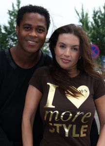 05-09-2008 SHOWBIZZ; ROSSANA KLUIVERT-LIMA TOONT EIGEN DAMESCOLLECTIE MRE STYLE. Rossana Lima een top stylist van eigen bodem is een samenwerking aangegaan met MS, het resultaat: een sterke collectie dameskleding waarin speelse vrouwelijkheid centraal staat. Vandaag werd met een champagne ontbijt het geheel gepresenteerd aan de pers en mensen uit het vak. Ook Patrick Kluivert kwam als verrassing even opdagen met een prachtig boeket bloemen voor zijn Voetbalvrouw van het Jaar.
foto: Albert den Iseger.