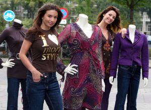05-09-2008 SHOWBIZZ; ROSSANA KLUIVERT-LIMA TOONT EIGEN DAMESCOLLECTIE MRE STYLE. Rossana Lima een top stylist van eigen bodem is een samenwerking aangegaan met MS, het resultaat: een sterke collectie dameskleding waarin speelse vrouwelijkheid centraal staat. Vandaag werd met een champagne ontbijt het geheel gepresenteerd aan de pers en mensen uit het vak. Ook Patrick Kluivert kwam als verrassing even opdagen met een prachtig boeket bloemen voor zijn Voetbalvrouw van het Jaar.
foto: Albert den Iseger.