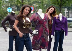05-09-2008 SHOWBIZZ; ROSSANA KLUIVERT-LIMA TOONT EIGEN DAMESCOLLECTIE MRE STYLE. Rossana Lima een top stylist van eigen bodem is een samenwerking aangegaan met MS, het resultaat: een sterke collectie dameskleding waarin speelse vrouwelijkheid centraal staat. Vandaag werd met een champagne ontbijt het geheel gepresenteerd aan de pers en mensen uit het vak. Ook Patrick Kluivert kwam als verrassing even opdagen met een prachtig boeket bloemen voor zijn Voetbalvrouw van het Jaar.
foto: Albert den Iseger.