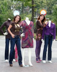 05-09-2008 SHOWBIZZ; ROSSANA KLUIVERT-LIMA TOONT EIGEN DAMESCOLLECTIE MRE STYLE. Rossana Lima een top stylist van eigen bodem is een samenwerking aangegaan met MS, het resultaat: een sterke collectie dameskleding waarin speelse vrouwelijkheid centraal staat. Vandaag werd met een champagne ontbijt het geheel gepresenteerd aan de pers en mensen uit het vak. Ook Patrick Kluivert kwam als verrassing even opdagen met een prachtig boeket bloemen voor zijn Voetbalvrouw van het Jaar.
foto: Albert den Iseger.
