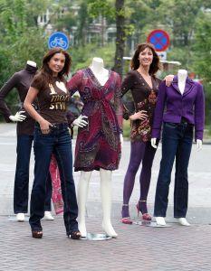 05-09-2008 SHOWBIZZ; ROSSANA KLUIVERT-LIMA TOONT EIGEN DAMESCOLLECTIE MRE STYLE. Rossana Lima een top stylist van eigen bodem is een samenwerking aangegaan met MS, het resultaat: een sterke collectie dameskleding waarin speelse vrouwelijkheid centraal staat. Vandaag werd met een champagne ontbijt het geheel gepresenteerd aan de pers en mensen uit het vak. Ook Patrick Kluivert kwam als verrassing even opdagen met een prachtig boeket bloemen voor zijn Voetbalvrouw van het Jaar.
foto: Albert den Iseger.