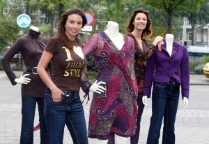 05-09-2008 SHOWBIZZ; ROSSANA KLUIVERT-LIMA TOONT EIGEN DAMESCOLLECTIE MRE STYLE. Rossana Lima een top stylist van eigen bodem is een samenwerking aangegaan met MS, het resultaat: een sterke collectie dameskleding waarin speelse vrouwelijkheid centraal staat. Vandaag werd met een champagne ontbijt het geheel gepresenteerd aan de pers en mensen uit het vak. Ook Patrick Kluivert kwam als verrassing even opdagen met een prachtig boeket bloemen voor zijn Voetbalvrouw van het Jaar.
foto: Albert den Iseger.