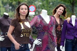 05-09-2008 SHOWBIZZ; ROSSANA KLUIVERT-LIMA TOONT EIGEN DAMESCOLLECTIE MRE STYLE. Rossana Lima een top stylist van eigen bodem is een samenwerking aangegaan met MS, het resultaat: een sterke collectie dameskleding waarin speelse vrouwelijkheid centraal staat. Vandaag werd met een champagne ontbijt het geheel gepresenteerd aan de pers en mensen uit het vak. Ook Patrick Kluivert kwam als verrassing even opdagen met een prachtig boeket bloemen voor zijn Voetbalvrouw van het Jaar.
foto: Albert den Iseger.