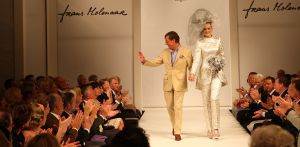 10-09-2008 SHOWBIZZ; FRANS MOLENAAR PRESENTEERDE HAUTE COUTURE WINTER 2008.
Couturier Frans Molenaar presenteerde wederom in het Amstel Hotel zijn haute couture collectie winter 2008. Met opvallende modellen als Cecile Grayham-van der Jagt - Kim Feenstra - Irene van der Laar en als bruid Sigrid Schouten de dochter van Tineke Schouten. Vele bekenden waren weer op komen draven in het regenachtige herfst weer naar het alom bekende Amstel hotel om te gaan genieten van de Frans Molenaar collectie o.a. Janneke Brienkman Hank Heijn Cor en Norma Stutterheim Jan Jansen Fons van Westerloo met zijn vrouw Hedy D Ancona met Aad Veldhoen en Rob en Henriette de Nijs die beide vertelde voor de eerste keer bij een echte modeshow te zijn.
Na de show heerlijke bitterballen en een goed glas wijn.
foto: Albert den Iseger.