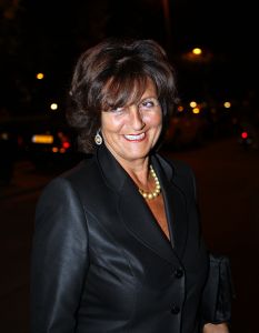 18-09-2008 SHOWBIZZ; MONIQUE COLLIGNON PRESENTEERDE ELEGANTE HAUTE COUTURE IN AMSTEL HOTEL. De wintercollectie 2008 mag gezien worden van M.C. In de hal van het Amstelhotel klonk de prachtige muziek  van Maria Callas en liepen de modellen trap op en af om de aanwezige MC liefhebbers hun prachtige creaties te tonen.
Veel prachtige jurkjes  mantels en robe-manteaus. Onder het publiek bevonden zich oa. Ankie van Grunsven -Sylvia Toth en Ankie en Rolf Friedlander. Een zeer geslaagde avond maar dan zonder de Molenaar bitterbal in de hal van het Amstelhotel te Amsterdam.
foto: Albert den Iseger.