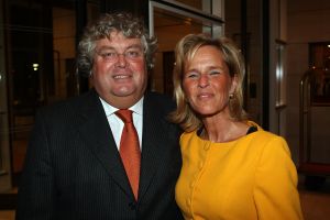 13-09-2008: SHOWBIZZ; MART VISSER LAAT ZIEN WAT HAUTE COUTURE IS IN WINTER 2008.
Mart Visser toonde wederom zijn collectie in het Amsterdamse  Hilton hotel. Weer tal van bekende Nederlanders waren gekomen om te smullen van Mart s wintercollectie.
foto: Albert den Iseger.