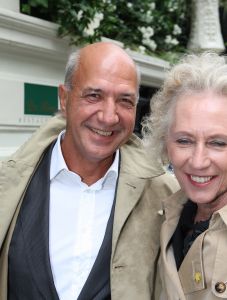 10-09-2008 SHOWBIZZ; FRANS MOLENAAR PRESENTEERDE HAUTE COUTURE WINTER 2008.
Couturier Frans Molenaar presenteerde wederom in het Amstel Hotel zijn haute couture collectie winter 2008. Met opvallende modellen als Cecile Grayham-van der Jagt - Kim Feenstra - Irene van der Laar en als bruid Sigrid Schouten de dochter van Tineke Schouten. Vele bekenden  waren weer op komen draven in het regenachtige herfst weer naar het alom bekende Amstel hotel om te gaan genieten van de Frans Molenaar collectie o.a. Janneke Brienkman  Hank Heijn  Cor en Norma Stutterheim  Jan Jansen  Fons van Westerloo met zijn vrouw  Hedy D Ancona met Aad Veldhoen en Rob en Henriette de Nijs die beide vertelde voor de eerste keer bij een echte modeshow te zijn.
Na de show heerlijke bitterballen en een goed glas wijn.
foto: Albert den Iseger.