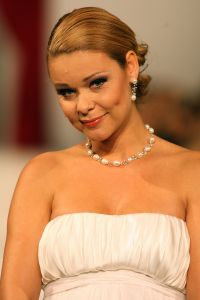 04-09-2008 SHOWBIZZ; MODESHOW VAN JOS VAN RAAK IN WESTERKERK TE AMSTERDAM ERG DRUK BEZOCHT. Eenmaal per jaar organiseerd  Jos van Raak een modeshow voor zijn klanten en sponcers en op de catwalk lopen dan bekende Nederlanders mee. Dit jaar liepen in zijn modeshow mee Irene van Laar - Zwangere Froukje de Both - Lieke van Lexmond en Elize. Het was weer een topshow met prachtige kledingsstukken. Het prachtige dak van de Westerkerk ging er bijna van af toen het applaus na de show losbrak.
foto: Albert den Iseger.