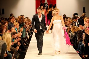 04-09-2008 SHOWBIZZ; MODESHOW VAN JOS VAN RAAK IN WESTERKERK TE AMSTERDAM ERG DRUK BEZOCHT. Eenmaal per jaar organiseerd  Jos van Raak een modeshow voor zijn klanten en sponcers en op de catwalk lopen dan bekende Nederlanders mee. Dit jaar liepen in zijn modeshow mee Irene van Laar - Zwangere Froukje de Both - Lieke van Lexmond en Elize. Het was weer een topshow met prachtige kledingsstukken. Het prachtige dak van de Westerkerk ging er bijna van af toen het applaus na de show losbrak.
foto: Albert den Iseger.