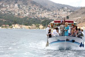 17-09-2009 SHOWBIZZ; MANUELA KEMP EN TJERK LAMMERS GETROUWD IN SYMI GRIEKENLAND. Het was een droomhuwelijk in de Middellandse zee met een aantal kleurrijke gasten waaronder Frederique Spigt, Xandra en Lola Brood, Henk Temming en Henk en Louise Schiffmacher.De Griekse god van het weer Apollo was hun goed gezind en gaf hun deze dag alle sferen die mogelijk waren, regen,zon,bewolkt en daarna een prachtige blauwe lucht met wederom veel zon. De officieuze ambtenaar Henk Schiffmacher voltrok de huwelijksvoltrekking zoals geen ander dat zo doen op het prachtige Agios Marina eiland. Al met al een zeer bijzonder feest dat tot de late uurtjes werd afgesloten met nog een flesje Champie. Het bijzondere feestelijke verhaal vindt u deze week in weekblad Prive opgetekend door Jordy de Reus.
foto: Albert den Iseger.