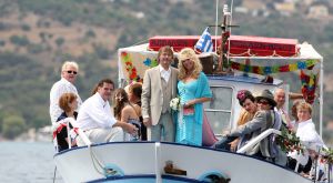17-09-2009 SHOWBIZZ; MANUELA KEMP EN TJERK LAMMERS GETROUWD IN SYMI GRIEKENLAND. Het was een droomhuwelijk in de Middellandse zee met een aantal kleurrijke gasten waaronder Frederique Spigt, Xandra en Lola Brood, Henk Temming en Henk en Louise Schiffmacher.De Griekse god van het weer Apollo was hun goed gezind en gaf hun deze dag alle sferen die mogelijk waren, regen,zon,bewolkt en daarna een prachtige blauwe lucht met wederom veel zon. De officieuze ambtenaar Henk Schiffmacher voltrok de huwelijksvoltrekking zoals geen ander dat zo doen op het prachtige Agios Marina eiland. Al met al een zeer bijzonder feest dat tot de late uurtjes werd afgesloten met nog een flesje Champie. Het bijzondere feestelijke verhaal vindt u deze week in weekblad Prive opgetekend door Jordy de Reus.
foto: Albert den Iseger.
