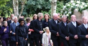 04-09-2009 SHOWBIZZ; BEGRAFENIS MOEDER VAN MICKY HOOGENDIJK TE AMSTERDAM. Micky Hoogendijk en nwe liefde Adam Curry brachten hun moeder en schoonmoeder naar haar laatste rustplaats.
foto: Albert den Iseger