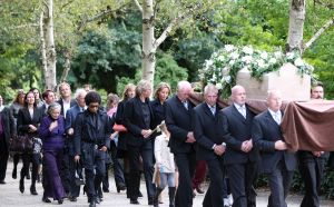 04-09-2009 SHOWBIZZ; BEGRAFENIS MOEDER VAN MICKY HOOGENDIJK TE AMSTERDAM. Micky Hoogendijk en nwe liefde Adam Curry brachten hun moeder en schoonmoeder naar haar laatste rustplaats.
foto: Albert den Iseger