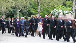 04-09-2009 SHOWBIZZ; BEGRAFENIS MOEDER VAN MICKY HOOGENDIJK TE AMSTERDAM. Micky Hoogendijk en nwe liefde Adam Curry brachten hun moeder en schoonmoeder naar haar laatste rustplaats.
foto: Albert den Iseger