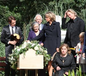 04-09-2009 SHOWBIZZ; BEGRAFENIS MOEDER VAN MICKY HOOGENDIJK TE AMSTERDAM. Micky Hoogendijk en nwe liefde Adam Curry brachten hun moeder en schoonmoeder naar haar laatste rustplaats.
foto: Albert den Iseger