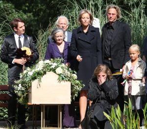 04-09-2009 SHOWBIZZ; BEGRAFENIS MOEDER VAN MICKY HOOGENDIJK TE AMSTERDAM. Micky Hoogendijk en nwe liefde Adam Curry brachten hun moeder en schoonmoeder naar haar laatste rustplaats.
foto: Albert den Iseger