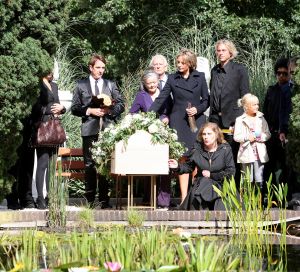 04-09-2009 SHOWBIZZ; BEGRAFENIS MOEDER VAN MICKY HOOGENDIJK TE AMSTERDAM. Micky Hoogendijk en nwe liefde Adam Curry brachten hun moeder en schoonmoeder naar haar laatste rustplaats.
foto: Albert den Iseger