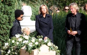 04-09-2009 SHOWBIZZ; BEGRAFENIS MOEDER VAN MICKY HOOGENDIJK TE AMSTERDAM. Micky Hoogendijk en nwe liefde Adam Curry brachten hun moeder en schoonmoeder naar haar laatste rustplaats.
foto: Albert den Iseger