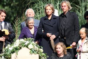 04-09-2009 SHOWBIZZ; BEGRAFENIS MOEDER VAN MICKY HOOGENDIJK TE AMSTERDAM. Micky Hoogendijk en nwe liefde Adam Curry brachten hun moeder en schoonmoeder naar haar laatste rustplaats.
foto: Albert den Iseger
