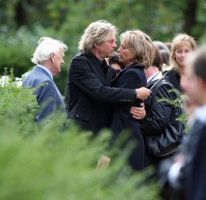 04-09-2009 SHOWBIZZ; BEGRAFENIS MOEDER VAN MICKY HOOGENDIJK TE AMSTERDAM. Micky Hoogendijk en nwe liefde Adam Curry brachten hun moeder en schoonmoeder naar haar laatste rustplaats.
foto: Albert den Iseger