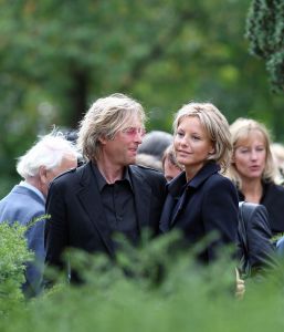 04-09-2009 SHOWBIZZ; BEGRAFENIS MOEDER VAN MICKY HOOGENDIJK TE AMSTERDAM. Micky Hoogendijk en nwe liefde Adam Curry brachten hun moeder en schoonmoeder naar haar laatste rustplaats.
foto: Albert den Iseger