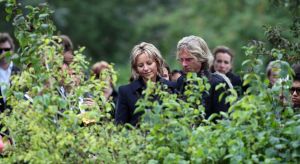04-09-2009 SHOWBIZZ; BEGRAFENIS MOEDER VAN MICKY HOOGENDIJK TE AMSTERDAM. Micky Hoogendijk en nwe liefde Adam Curry brachten hun moeder en schoonmoeder naar haar laatste rustplaats.
foto: Albert den Iseger