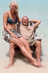 27-09-2009 SHOWBIZZ; RON BOSHARD EN NWE LIEFDE EMILIE ROZENGA HEERLIJK OP VAKANTIE OP CURACAO. Samen met de grootste familie van Nederland de Tros waren ze heerlijk toch samen voor de eerste keer op vakantie.
foto: Albert den Iseger.