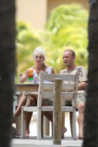 27-09-2009 SHOWBIZZ; RON BOSHARD EN NWE LIEFDE EMILIE ROZENGA HEERLIJK OP VAKANTIE OP CURACAO. Samen met de grootste familie van Nederland de Tros waren ze heerlijk toch samen voor de eerste keer op vakantie.
foto: Albert den Iseger.
