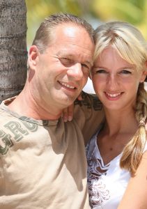 27-09-2009 SHOWBIZZ; RON BOSHARD EN NWE LIEFDE EMILIE ROZENGA HEERLIJK OP VAKANTIE OP CURACAO. Samen met de grootste familie van Nederland de Tros waren ze heerlijk toch samen voor de eerste keer op vakantie.
foto: Albert den Iseger.