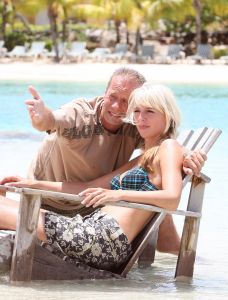 27-09-2009 SHOWBIZZ; RON BOSHARD EN NWE LIEFDE EMILIE ROZENGA HEERLIJK OP VAKANTIE OP CURACAO. Samen met de grootste familie van Nederland de Tros waren ze heerlijk toch samen voor de eerste keer op vakantie.
foto: Albert den Iseger.