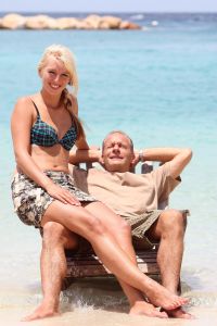 27-09-2009 SHOWBIZZ; RON BOSHARD EN NWE LIEFDE EMILIE ROZENGA HEERLIJK OP VAKANTIE OP CURACAO. Samen met de grootste familie van Nederland de Tros waren ze heerlijk toch samen voor de eerste keer op vakantie.
foto: Albert den Iseger.
