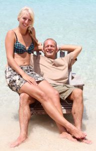 27-09-2009 SHOWBIZZ; RON BOSHARD EN NWE LIEFDE EMILIE ROZENGA HEERLIJK OP VAKANTIE OP CURACAO. Samen met de grootste familie van Nederland de Tros waren ze heerlijk toch samen voor de eerste keer op vakantie.
foto: Albert den Iseger.