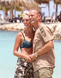 27-09-2009 SHOWBIZZ; RON BOSHARD EN NWE LIEFDE EMILIE ROZENGA HEERLIJK OP VAKANTIE OP CURACAO. Samen met de grootste familie van Nederland de Tros waren ze heerlijk toch samen voor de eerste keer op vakantie.
foto: Albert den Iseger.