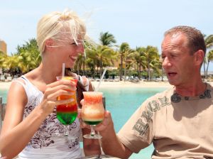 27-09-2009 SHOWBIZZ; RON BOSHARD EN NWE LIEFDE EMILIE ROZENGA HEERLIJK OP VAKANTIE OP CURACAO. Samen met de grootste familie van Nederland de Tros waren ze heerlijk toch samen voor de eerste keer op vakantie.
foto: Albert den Iseger.