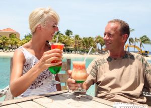 27-09-2009 SHOWBIZZ; RON BOSHARD EN NWE LIEFDE EMILIE ROZENGA HEERLIJK OP VAKANTIE OP CURACAO. Samen met de grootste familie van Nederland de Tros waren ze heerlijk toch samen voor de eerste keer op vakantie.
foto: Albert den Iseger.